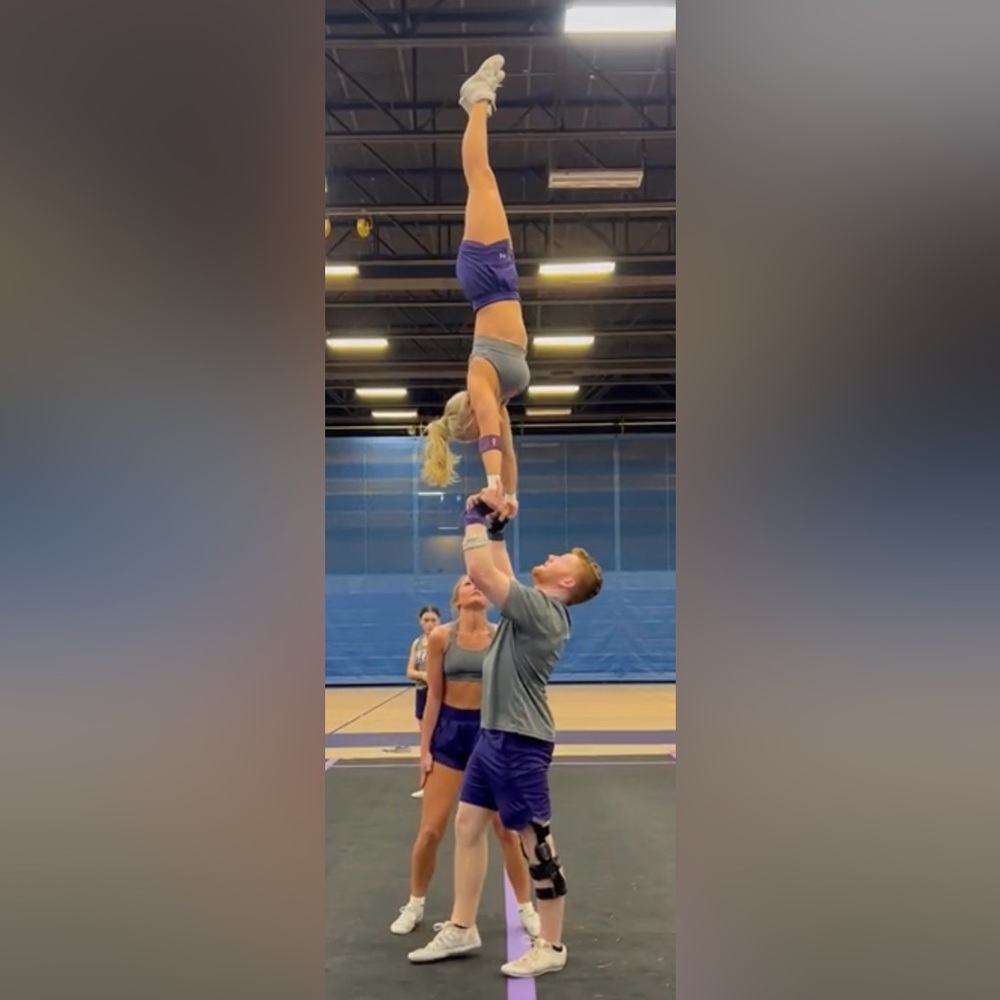 Julie is LIVE! ❤️🥳 All 3$ Starts or Low Start! Live Show Notification Flyer! - Picture 6 of 9